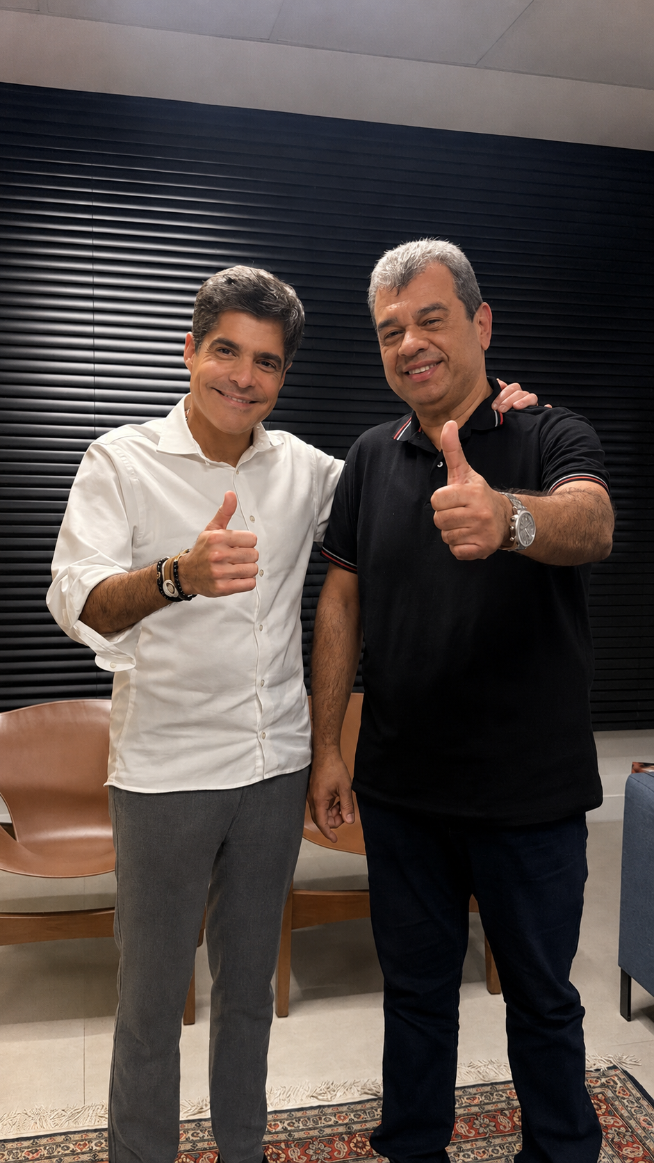 Leno Assis acompanhado